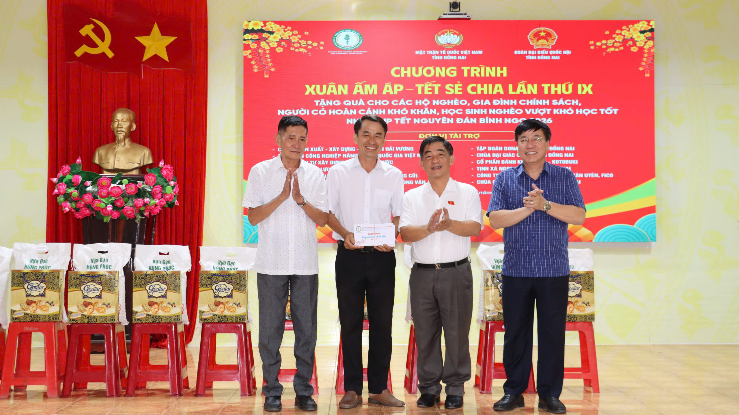 nhận quà tại MInh Đức.jpg