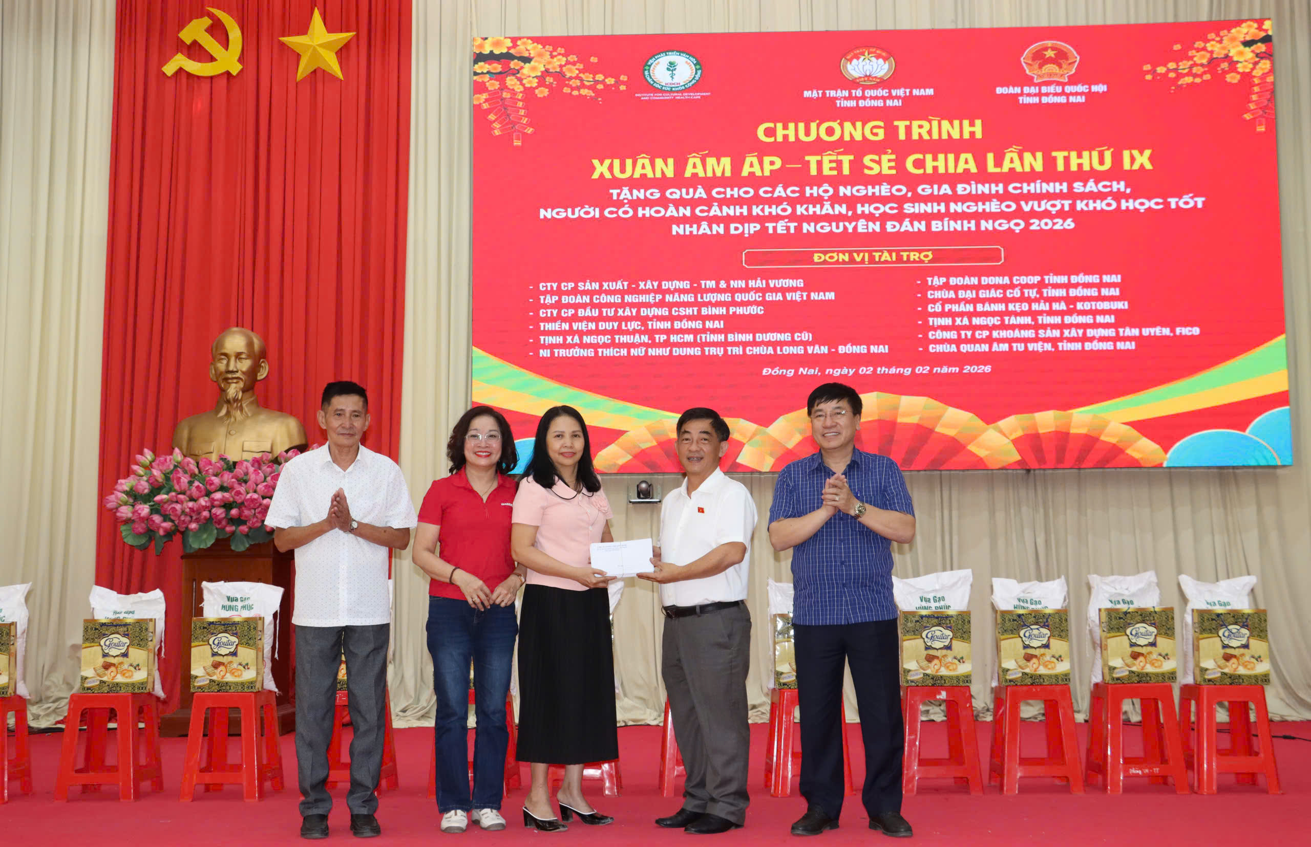 nhận quà tại tân khai.jpg