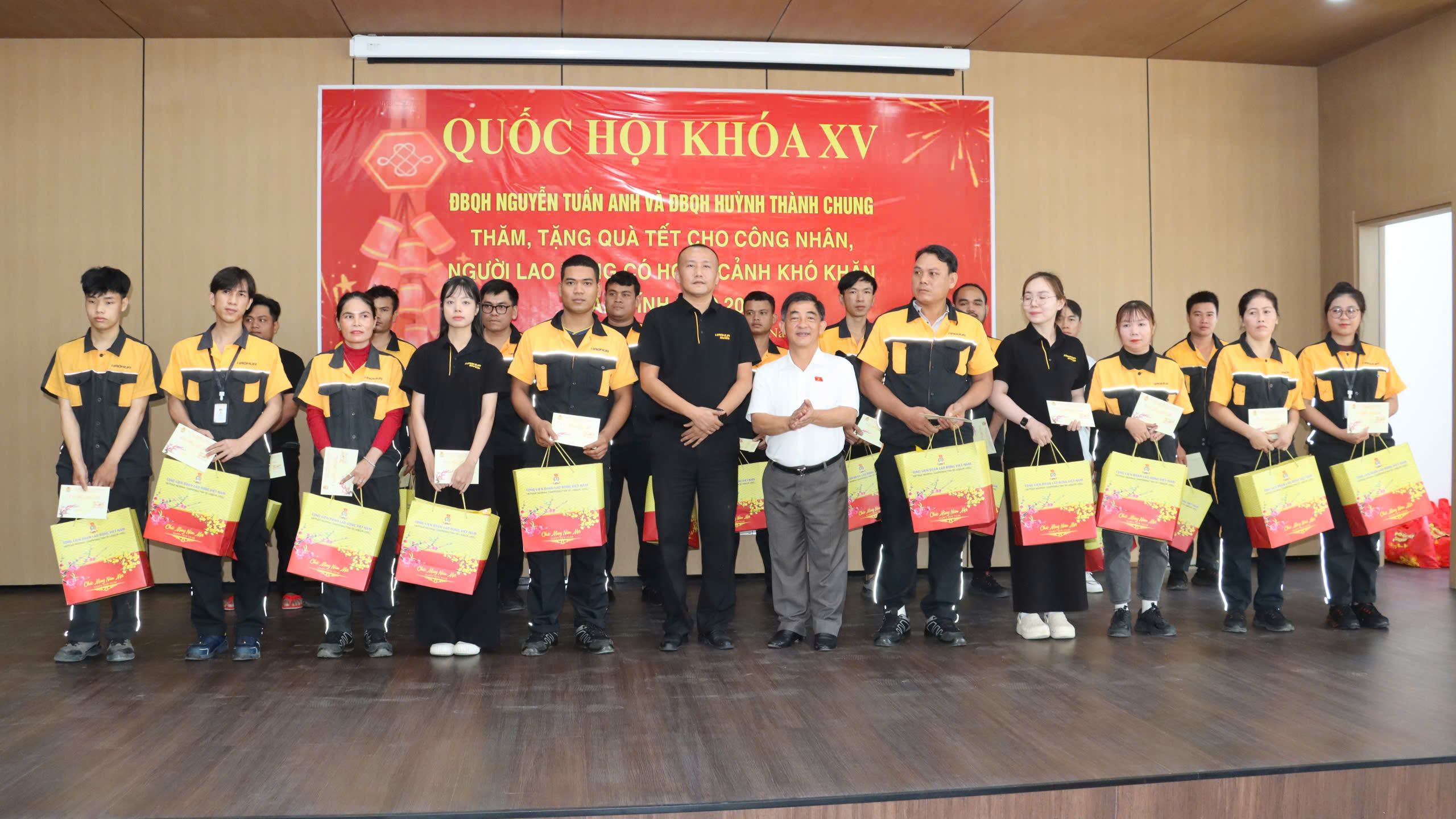 trao qua công nhân 1.jpg