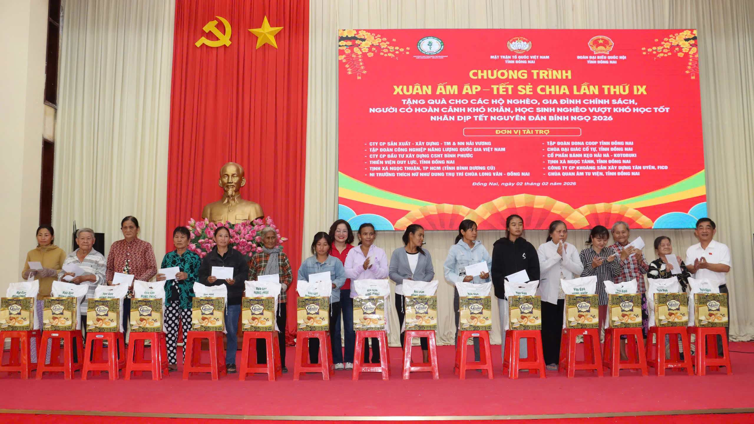 trao qua tân khai.jpg