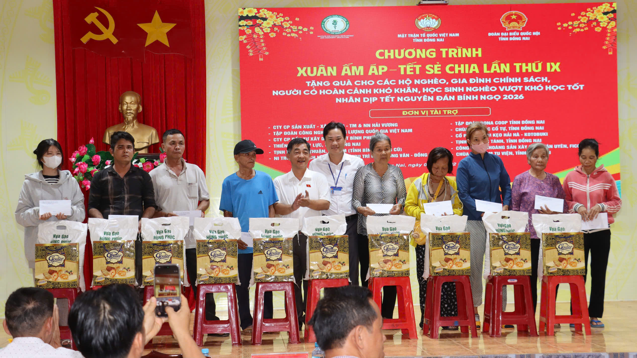 trao qua tân quan.jpg