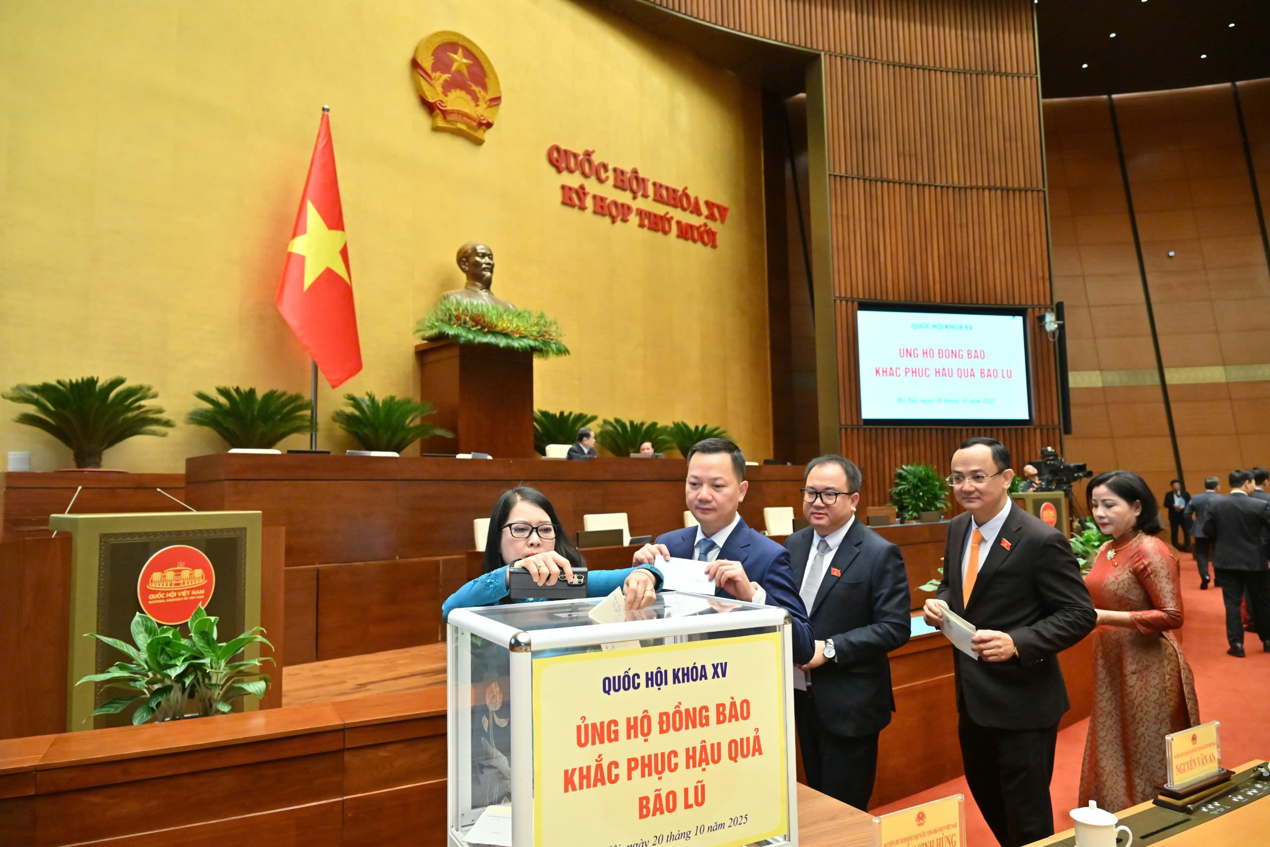 ủng hộ.jpg